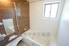 同仕様写真。1坪サイズの浴室は、足をのばしてリラックスできます。浴室乾燥機付きなので、雨の日も気にせず洗濯物が干せます。