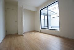 木目調のシンプルデザインで落ち着きと安らぎの空間に仕上げています。各部屋に収納が完備されているので、お荷物が多くなっても安心の設計です。