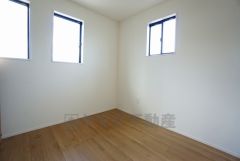 2面採光を確保した明るい室内は、風通しも良く、大変居心地の良い空間となっております。爽やかな風を感じて起きる朝は、快適生活の始まりに。