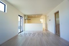 家族が集まる開放的なリビング。約16帖の大空間で毎日のお食事が楽しみです＾＾思い思いの時間を過ごしたり、家族みんなで食事をしたり、素敵な団らんの場になりますね。