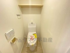 温水洗浄機付トイレです。節水機能もあるので、安心して使えますね。節水・静音設計でエネルギーを効率よく使用し省エネ。汚れをガードする構造でサッと一拭き、お手入れが簡単。