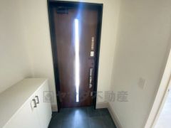 たっぷり収納できるシューズボックスです。家族全員の靴がきれいに整頓できます。棚の上にお花や写真を飾っても良いですね。