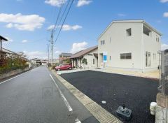 前面道路は公道南西側約6ｍ。 交通量も少なく幅広いため、お車の離合や駐車がスムーズです＾＾