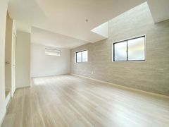 断熱性能の窓ガラスを採用。省エネ、光熱費カットにも貢献します。 夏は涼しく、冬は暖かく快適に過ごせます。