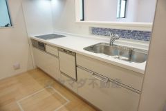 同仕様写真。リビングやダイニングからキッチン周りが丸見えにならない対面式キッチン。テレビ鑑賞や家族との対話がしやすく、ご家族の温かい時間を演出します。