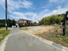 前面道路は、西側約4ｍ。 交通量が少ないため小さなお子様がいるご家庭でも安心です＾＾コンビニ徒歩12分。スーパー徒歩17分＾＾