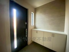 たっぷり収納できるシューズボックスです。家族全員の靴がきれいに整頓できます。棚の上にお花や写真を飾っても良いですね。