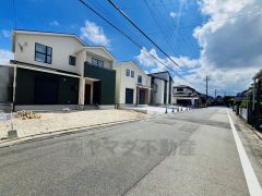 前面道路は広く、車同士がすれ違うスペースが十分にあります。落ち着いた住宅地内で快適な生活を実現してみませんか＾＾