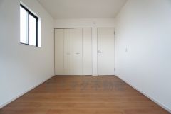同仕様写真。全居室にはたっぷり収納できる大型クローゼットを設置しています。窓には断熱性・保温性にすぐれ、省エネ効果のあるペアガラスを採用。冬には結露を防止します。