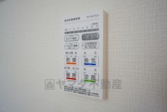 雨の日の洗濯も安心できる浴室暖房乾燥機付き浴室。リモコンで操作もボタン1つで簡単。 浴室暖房乾燥機には、暖房、乾燥、涼風、換気の4つの機能が付いています。タイマー付きです。