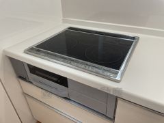 同仕様写真。汚れてもサッとふける、お手入れのしやすいIHクッキングヒーター。オール電化なので経済的です。