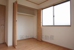 同仕様写真。住む人のこだわりを活かす洋室。日当たりがよく、寝室としての利用もおすすめ。広めのクローゼットには荷物をすっきり片付けられ、ゆとりのある暮らしが出来ます＾＾