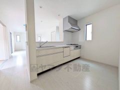 対面式カウンターキッチンでお子様の様子が見守れます。カウンタートップは耐熱性に優れており、日ごろのお掃除もふき取るだけでＯＫ。ステンレスシンクも簡単にお掃除できますよ。