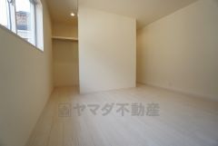 住む人のこだわりを活かす洋室＾＾日当たりがよく、寝室としての利用もおすすめ。広めのクローゼットもあり荷物もすっきり片付けれ、ゆとりのある暮らしが出来ます＾＾