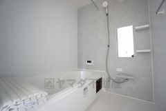 1日の疲れを癒すくつろぎのバスルーム。足を伸ばしてもゆったりと入れるサイズです。お子様と一緒にお風呂に入っても狭くないですね^^