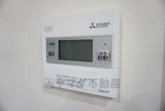同仕様写真。キッチン横からお湯張り、追い炊き、足し湯がボタン一つで楽々操作できる給湯機リモコンです＾＾忙しい夕飯の準備の時間帯に重宝しますね。