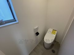 1階2階の2ヶ所にトイレがありますので、忙しい朝にも家族に気を使わず、ゆとりが生まれますね＾＾ 小窓付きで換気する時に便利です＾＾ 