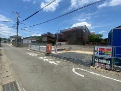 主要採光南向きで陽当たり良好。 交通量が少なく、小さなお子様がいるご家庭も安心です＾＾ 敷地面積広々61坪。