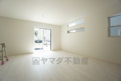 大きな窓のあるリビングは、陽光あふれる明るい空間です。居心地良く、ご家族皆がゆったり寛げる憩いの空間となりそうです。