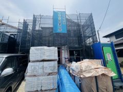 カースペースは停めやすい並列駐車3台付き。