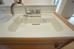 広々とした凸型シンクに洗剤ポケットを標準装備。大きなお鍋など洗いやすいです。洗剤や石鹸、スポンジもすっきりできる収納付き。