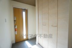 たっぷり収納できるシューズボックスです。家族全員の靴がきれいに整頓できます。棚の上にお花や写真を飾っても良いですね。