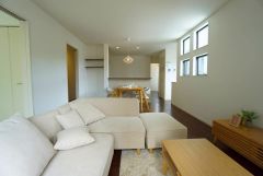 縦長リビングは、壁が多いので家具また、リビング横の居室を個室として活用しやすいため、将来的に子ども部屋や寝室として利用する予定がある方は、独立性の高い縦長リビングが使いやすそうです。