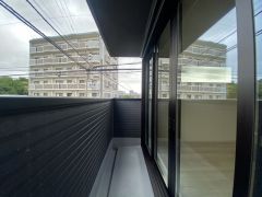 広々としたバルコニー。 天気のいい日にはお布団もまとめて干せそうですね＾＾ 陽当たり、風通し良好です＾＾