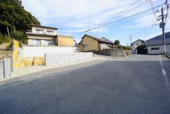 道幅が広く、車通勤の方や買い物などでの車の出し入れも楽々できて嬉しいですね。