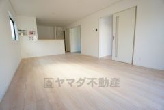 家族が集まる開放的なリビング。約18帖の大空間で毎日のお食事が楽しみです＾＾思い思いの時間を過ごしたり、家族みんなで食事をしたり、素敵な団らんの場になりますね。