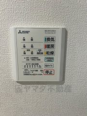 雨の日の洗濯も安心できる浴室暖房乾燥機付き浴室。リモコンで操作もボタン1つで簡単。 浴室暖房乾燥機には、暖房、乾燥、涼風、換気の4つの機能が付いています。タイマー付きです。