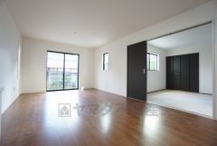 同仕様写真。大きな窓のあるリビングは、陽光あふれる明るい空間です。居心地良く、ご家族皆がゆったり寛げる憩いの空間となりそうです。