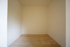 収納力豊富なウォークインクローゼット付き。洋服や小物などを1箇所にまとめて美しい収納を実現します。