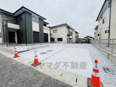 カースペースは停めやすい並列駐車4台付き。 前面道路は交通量が少なく小さなお子様がいるご家庭も安心です＾＾