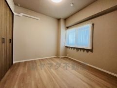 木目調のシンプルデザインで落ち着きと安らぎの空間に仕上げています。各部屋に収納が完備されているので、お荷物が多くなっても安心の設計です。