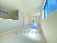 夏は強い日差しをカット、冬は暖かな遮熱高断熱型Low-Eガラスを採用。夏の強い日差しを約60%カットし、冷房効果を高めます。紫外線もカットするため紫外線による日焼けも抑制。