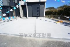 駐車スペースはゆとりある2台分を確保。マイカー用に、お客さま用に、余裕を持ってご利用いただけます。