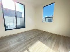 2面採光を確保した明るい室内は、風通しも良く、大変居心地の良い空間となっております。爽やかな風を感じて起きる朝は、快適生活の始まりに。