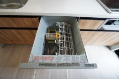 家事の時間が短縮できる食器洗浄乾燥機付。後片付けもラクラクです。 食器を洗う手間が減るので家族とのコミュニケーションの時間や自分の時間が増えますね。