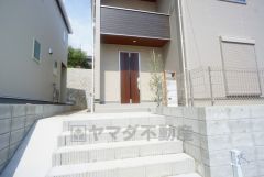 家の顔となる玄関扉がかっこいいと、たくさんの人を招き入れたくなりますね＾＾奥まって設置されており、雨にも濡れにくくなっています。