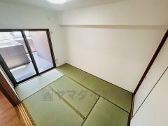 普段はリビングとつなげて開放的なスペースとして。来客時には客間としてお使いいただけます。