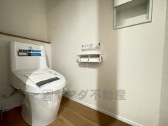 温水洗浄機付トイレです。節水機能もあるので、安心して使えますね。節水・静音設計でエネルギーを効率よく使用し省エネ。汚れをガードする構造でサッと一拭き、お手入れが簡単。