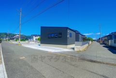 前面道路。角地で陽当たり・風通し良好。