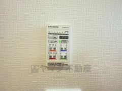 雨の日の洗濯も安心できる浴室暖房乾燥機付き浴室。リモコンで操作もボタン1つで簡単。 浴室暖房乾燥機には、暖房、乾燥、涼風、換気の4つの機能が付いています。タイマー付きです。