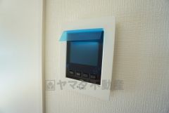 防犯性もばっちり、TVモニター付きインターフォン完備。大きなモニターで玄関先を確認できます。録画機能が付いているので不在時の訪問者も確認できて安心です^^