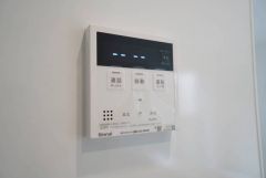 給湯器リモコンはキッチン横からボタンひとつで操作が楽々。通話ボタン付きでお子様とも会話ができて安心です。