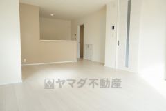 対面式キッチンを中心としたリビングダイニングで家族の会話が弾みそうです。