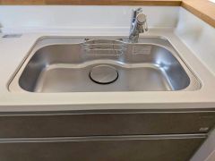 同仕様写真。広々とした凸型シンクに洗剤ポケットを標準装備。大きなお鍋など洗いやすいです。洗剤や石鹸、スポンジもすっきりできる収納付き。
