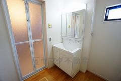 同仕様写真。三面鏡つき洗面台。収納も一体型になっているので、ドライヤーやヘアアイロンの置き場に困りませんね。