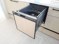 家事の時間が短縮できる食器洗浄乾燥機付。後片付けもラクラクです。